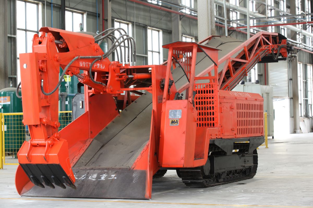 遙控履帶扒渣機，永力通讓你遠離危險工作面