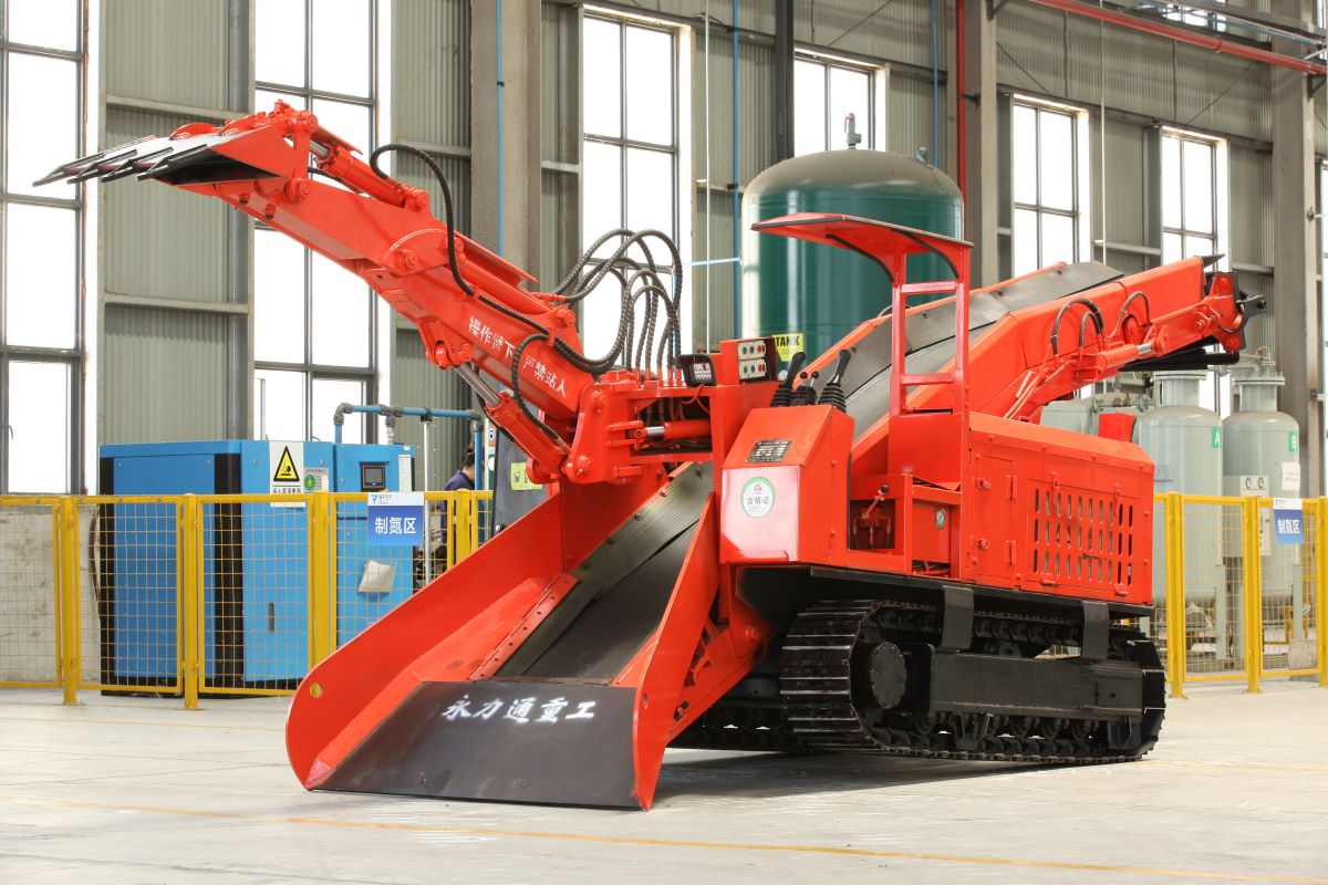 永力通履帶扒渣機(jī)，專治各種復(fù)雜路況